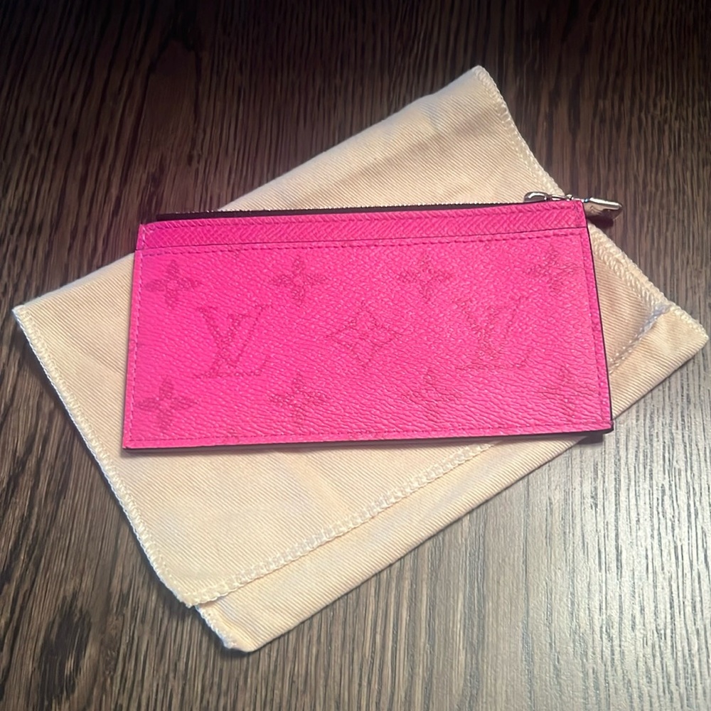 LOUIS VUITTON
Taigarama Coin Card Holder Fuchsia